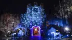 Pemandangan instalasi cahaya Palace of Light, di Hampton Court Palace, London, Rabu (7/12/2022). Palace of Light adalah pameran yang menampilkan instalasi cahaya yang terinspirasi oleh binatang heraldik Raja Henry VIII dari Inggris. (AP Photo/Alberto Pezzali)