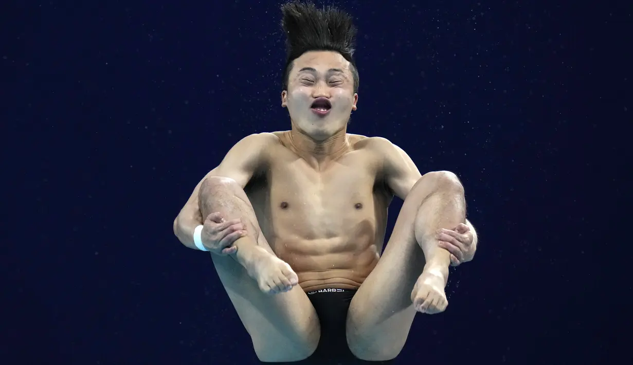 Haram Woo, pelompat indah Korea Selatan, bertanding dalam final Loncat indah putra 3 meter Springboard Olimpiade Tokyo 2020 di Tokyo Aquatics Center, Selasa (3/8/2021). (AP Photo/Alessandra Tarantino)