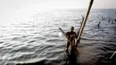 Supardi telah bersiap menyelam untuk mencari kerang hijau di kawasan pesisir Cilincing, Jakarta, Jumat (17/6). (Liputan6.com/Faizal Fanani)