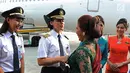 Menteri Kelautan dan Perikanan Susi Pudjiastuti berbincang dengan Captain Pilot Capt. Ida Fiqriah dan Co-Pilot Melinda sebelum mengikuti Kartini Flight di Bandara Soetta, Tangerang, Banten, Sabtu (21/4). (Liputan6.com/Immanuel Antonius)