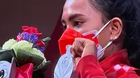 Ni Nengah Widiasih saat mendapat kalungan medali di Paralimpiade Tokyo 2020. (Dokumentasi Gatot Dewa Broto/Kemenpora)