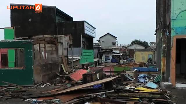  Tempat hiburan malam dan permukiman di Kalijodo, Penjaringan, Jakarta Utara dibongkar Pemerintah Provinsi DKI Jakarta. Ada 10 alat berat yang dikerahkan dalam pembongkaran tersebut.