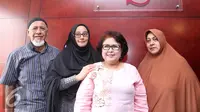 istri Ustaz Ahmad Alhabsyi, Putri Aisah Aminah menggelar konfrensi pers bersama orangtua dan pengacaranya, Elza Syarief. Putri Aisah Aminah dituduh merampas ponsel milik asisten rumahtangganya, Asti Damayanti. (Herman Zakharia/Liputan6.com)