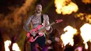 Penampilan vokalis Maroon 5 Adam Levine saat memeriahkan pertandingan antara Los Angeles Rams dan New England Patriots dalam Super Bowl LIII di Atlanta, Georgia, AS, Minggu (3/2). (AP Photo/Mark Humphrey)