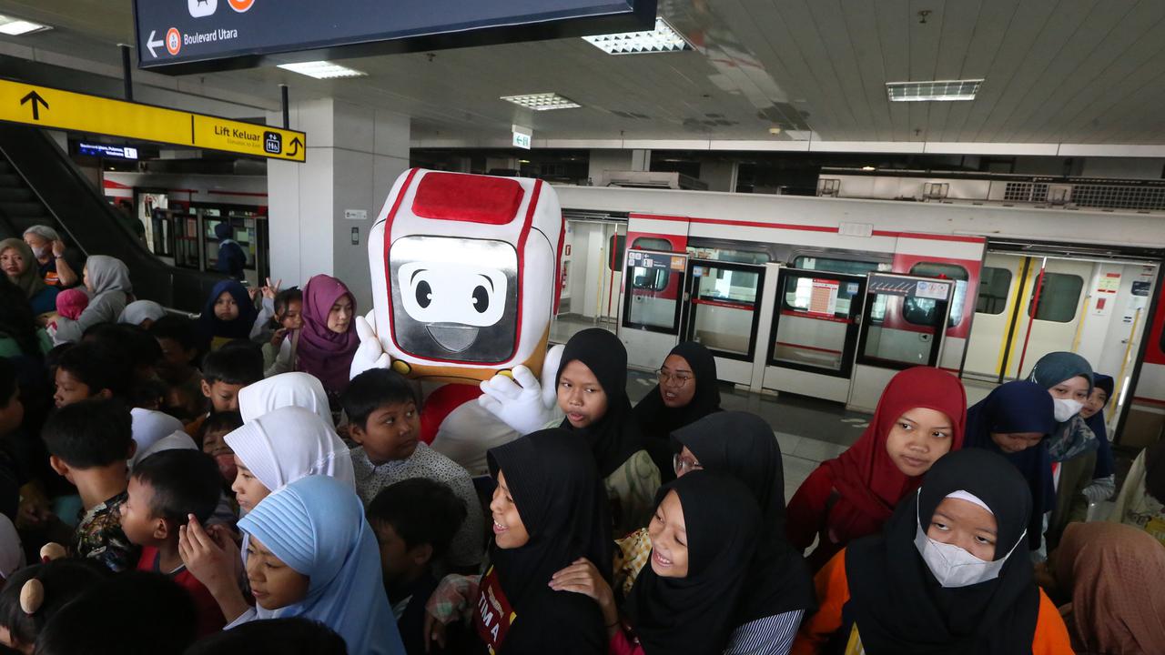 Integrasi Transportasi dan Wisata Belanja, LRT Jakarta Kini Punya Jembatan Penghubung ke Mal