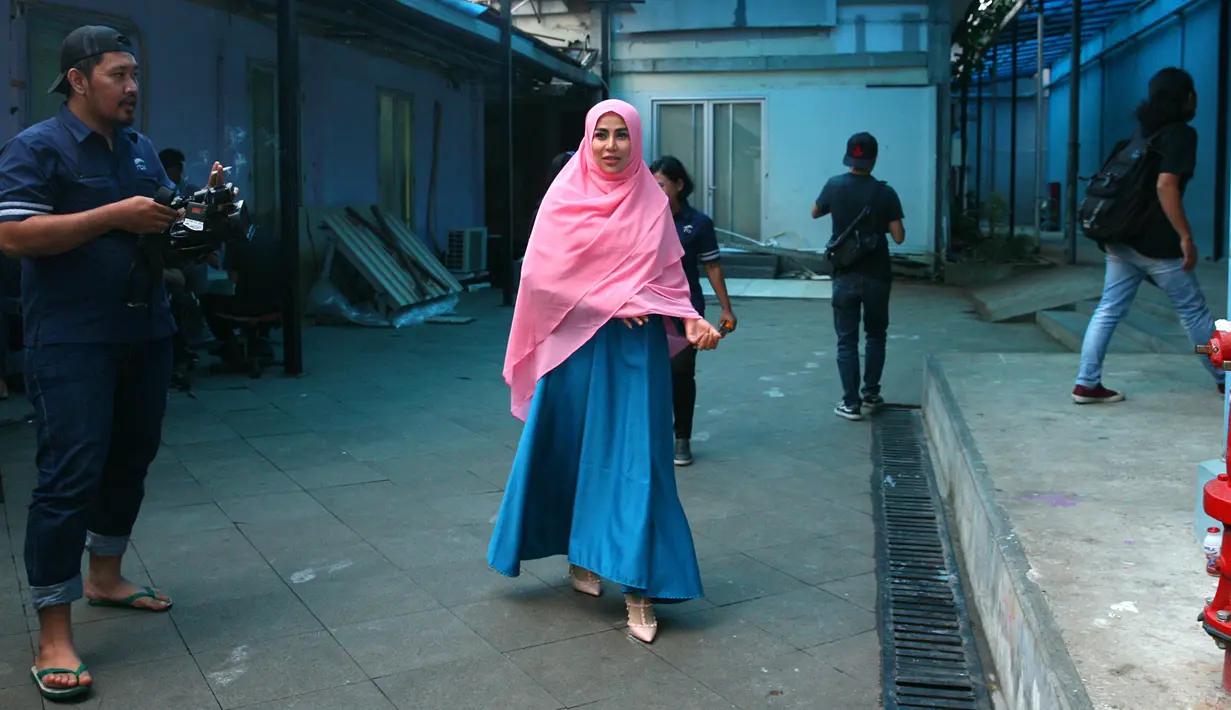 Mantap berhijrah dan mengenakan hijab, Cinta Penelope yang terkenal sebagai penyanyi berbusana seksi dan disk jockey ini pun meninggalkan segala pekerjaan yang digelutinya selama ini. (Nurwahyunan/Bintang.com)