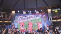 Sambutan meriah fans Premier League terhadap kiper legendaris, Peter Schmeichel dalam acara Vidio Premier League Festival di Cilandak Town Square, Jakarta, Sabtu (5/8/2023) malam WIB. (Bola.com/Hery Kurniawan)