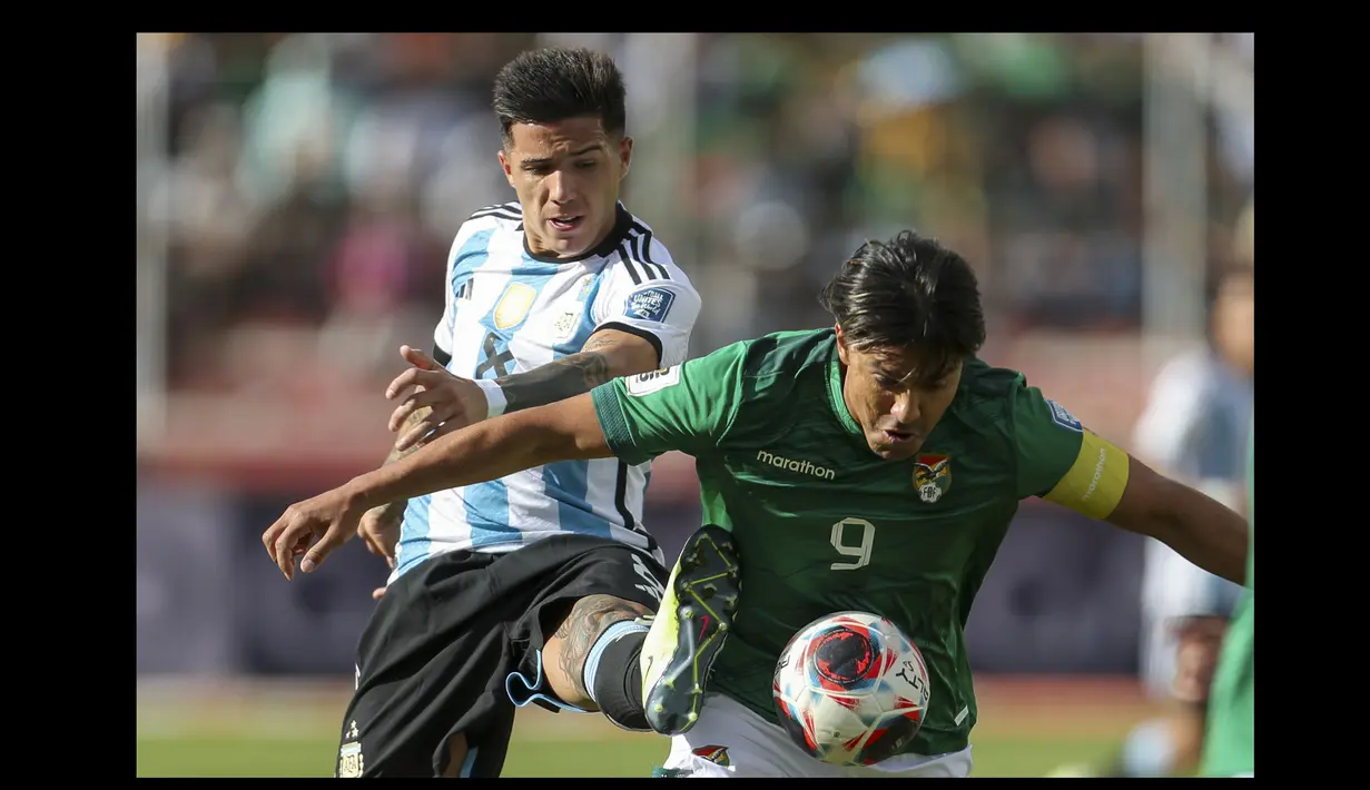 Striker Timnas Bolivia, Marcelo Martins Moreno (kanan) berebut bola dengan gelandang Timnas Argentina, Enzo Fernandez pada laga lanjutan Kualifikasi Piala Dunia 2026 zona Conmebol di La Paz Stadium, Bolivia, Rabu (13/9/2023) dini hari WIB. (AP Photo/Gaston Brito)