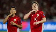 Kerja sama dua pemain Oxford United, Marselino Ferdinan dan Ole Romeny, berhasil membawa Timnas Indonesia unggul 1-0 atas Bahrain pada awal babak pertama, laga kedelapan putaran ketiga Grup C kualifikasi Piala Dunia 2026 di Stadion Utama Gelora Bung Karno, Jakarta, Selasa (25/3/2025) malam WIB. Umpan Marselino mampu dikonversikan Ole menjadi gol dengan sepakan kaki kanan. (Bola.com/Bagaskara Lazuardi)&nbsp;