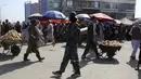 Taliban berjaga di jalanan menyusul pembukaan kembali bank dan pasar setelah Taliban mengambil alih kekuasaan di Kabul, Afghanistan, pada Sabtu (4/9/2021). Setelah 20 tahun digulingkan, kelompok Taliban kembali menguasai Afghanistan. (AP Photo/Wali Sabawoon)
