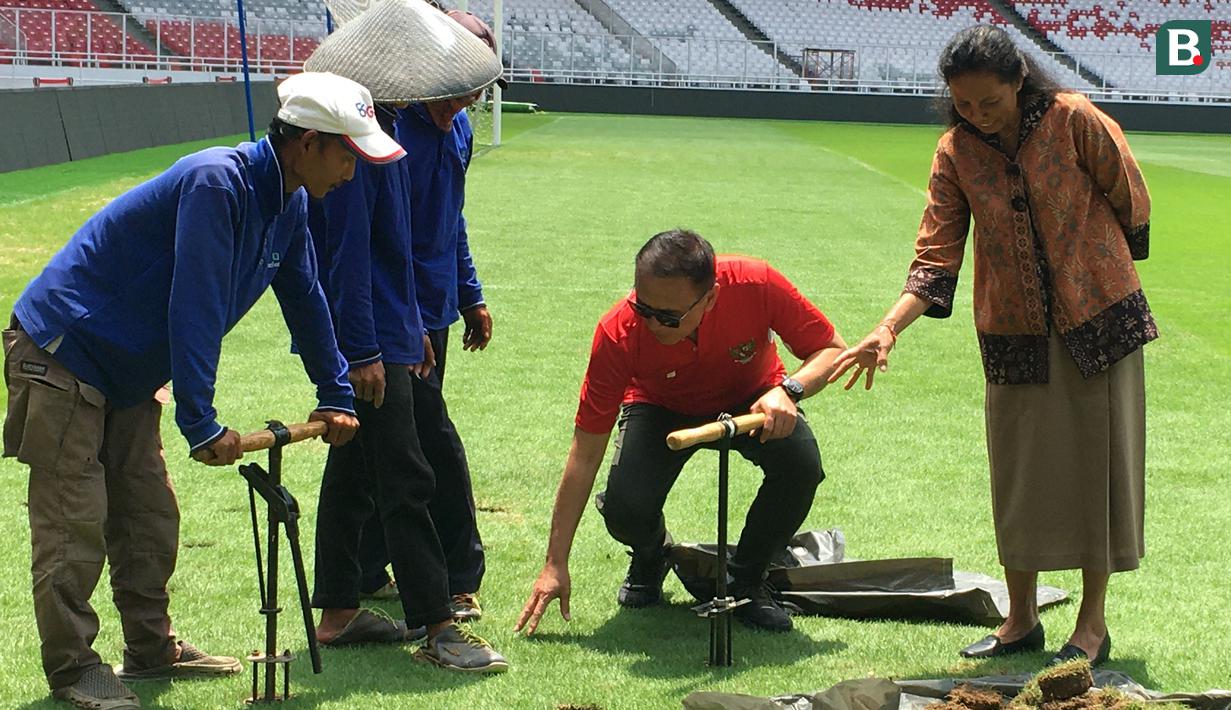 Ketua umum PSSI, Mochamad Iriawan, saat melakukan inspeksi ke Stadion Utama Gelora Bung Karno (SUGBK), Jakarta, Jumat (6/3/2020). Inspeksi tersebut untuk mengecek kesiapan SUGBK menjadi venue Piala Dunia U-20 2021. (Bola.com/Benediktus Gerendo Pradigdo)