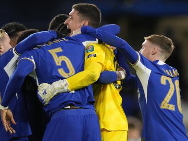 Melalui laga dramatis, Chelsea sukses melangkah ke semifinal Carabao Cup 2023/2024 setelah menang adu penalti 4-2 (1-1) atas Newcastle United dalam laga perempatfinal yang digelar di Stamford Bridge, Rabu (20/12/2023) dini hari WIB. Sempat tertinggal 0-1 sejak menit ke-16 lewat gol Callum Wilson, Chelsea baru bisa menyamakan skor 1-1 pada masa injury time babak kedua melalui gol Mykhaylo Mudryk. Laga pun langsung dilanjut dengan adu tendangan penalti dan Chelsea memastikan lolos ke semifinal dengan setelah dua eksekutor Newcastle United, Kieran Trippier dan Matt Ritchie gagal menunaikan tugasnya. (AP Photo/Kirsty Wigglesworth)