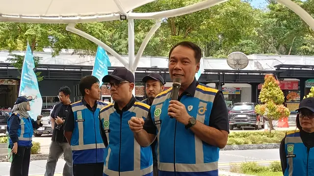 Direktur Utama Jasa Marga Rivan A Purwantono di Rest Area Km 88A Tol Cipularang, Kabupaten Purwakarta, Jawa Barat, Kamis (12/3/2026). (Liputan6.com/Maulandy)