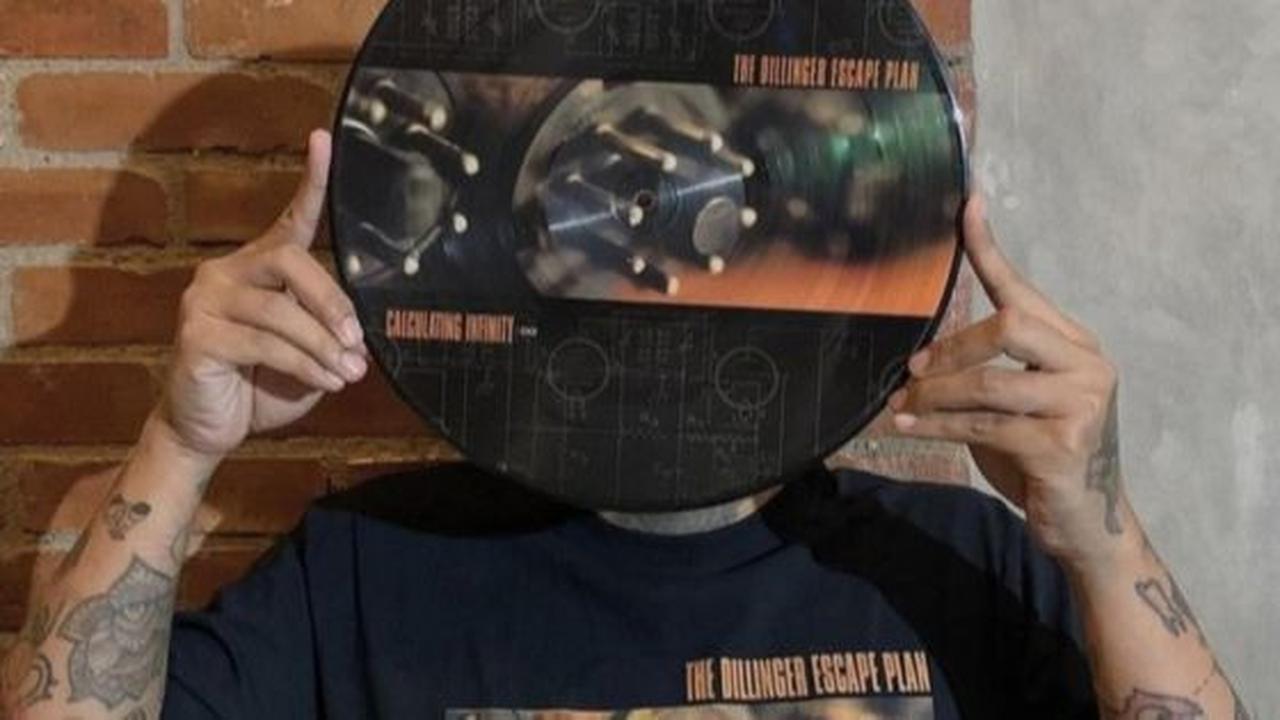 9 Foto Musisi Indonesia Yang Memiliki Tato Logo dan Nama Band Mereka Sendiri