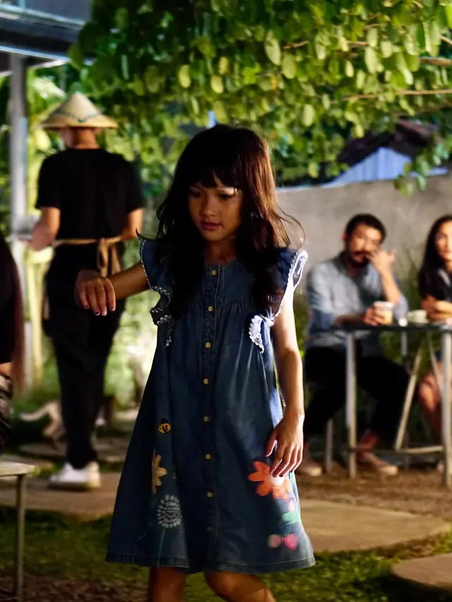 [Fimela] Salma anak Rio Dewanto - Atiqah Hasiholan