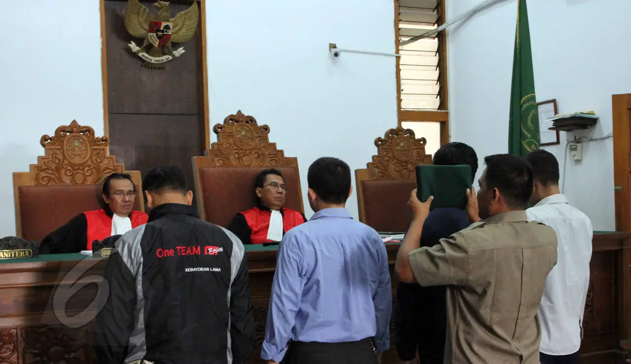 Sejumlah saksi disumpah saat sidang lanjutan Christopher di PN Jakarta Selatan, Jakarta, Kamis (4/6/2015). Sidang kasus kecelakaan yang menewaskan empat korban menghadirkan rekan terdakwa Ali dan supirnya Sandi sebagai saksi. (Liputan6.com/Helmi Afandi)