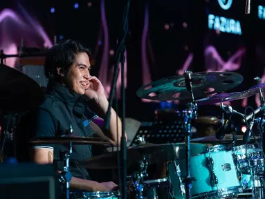 El Rumi, ikut bermain drum dalam konser Dewa 19 yang digelar di Malaysia. Ia pun tampak bahagia bisa kembali bermusik. (Foto: Instagram/@elelrumi)