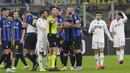 <p>Bek Inter Milan, Milan Skriniar (tengah) kanan) berbicara dengan wasit setelah mendapat kartu kuning kedua saat bertanding melawan Empoli pada pertandingan lanjutan Liga Italia di stadion San Siro di Milan, Italia, Selasa (24/1/2022). Inter Milan tumbang atas Empoli dengan skor 0-1. (AP Photo/Luca Bruno)</p>