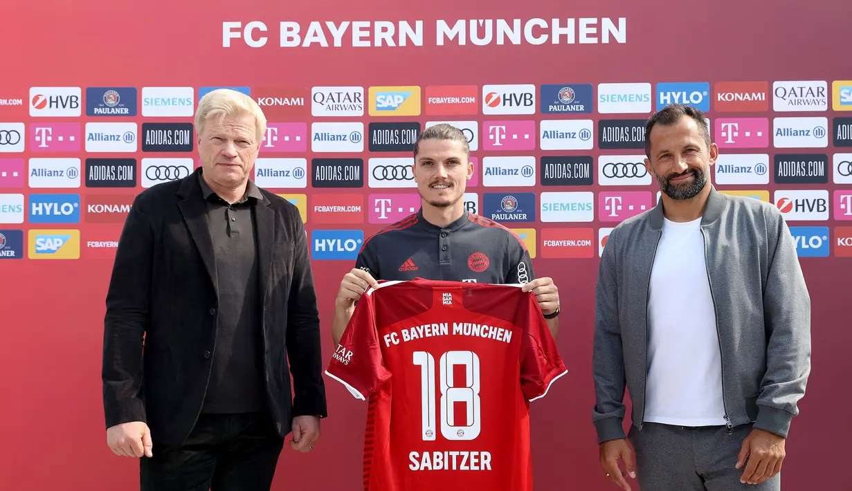 Pemain baru Bayern Munchen, Marcel Sabitzer bersama CEO Bayern Munchen Oliver Kahn dan Sporting Director Bayern Munich Hasan Salihamidzic berpose di depan fotografer setelah konferensi pers pernekanaln pemain baru Bayern Munchen pada 9 September 2021. Sabitzer direkrut dari RB Leipzig dengan harga 15 juta euro.
 (AFP/Bayern Munchen/Getty Images Europe/Alexander Hassenstein)