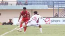 <p>Pemain Persis Solo, Rizky Dwi Febrianto (kiri) berusaha melewati adangan pemain PSM Makassar, Ricky Pratama pada laga matchday kedua Grup A Piala Presiden 2024 di Stadion Si Jalak Harupat, Soreang, Kabupaten Bandung, Senin (22/7/2024). (Bola.com/Abdul Aziz)</p>