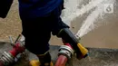 Petugas pemadan kebakaran menyedot air banjir di kawasan Cipinang Melayu, Jakarta, Minggu (21/2/2021). Suku Dinas Pemadam Kebakaran Jakarta Timur mengerahkan 20 mobil pompa untuk menyedot air yang membanjiri RW 04 Kelurahan Cipinang Melayu untuk mengurangi debit air. (Liputan6.com/Faizal Fanani)