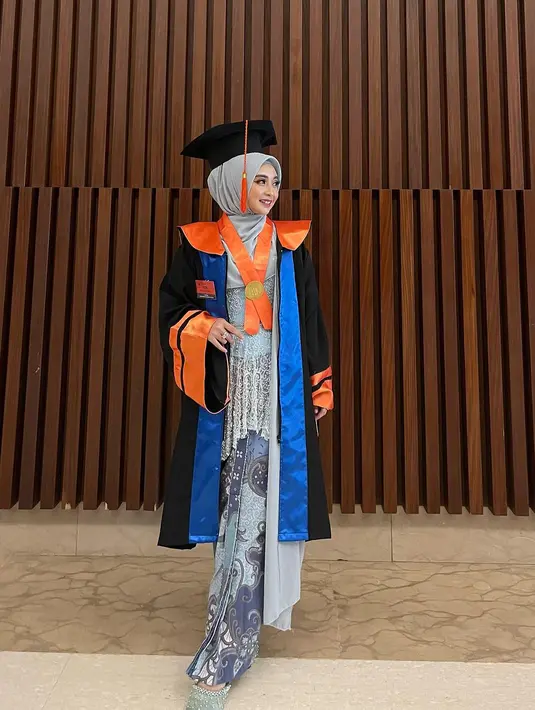 Ega Noviantika membagikan momen bahagia ketika bisa menyandang gelar sarjana Ilmu Komunikasi belum lama ini. [@adamwedding.id/@eganoviantika_98]