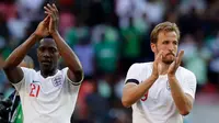 Pemain Inggris, Danny Welbeck (kiri) dan Harry Kane bertepuk tangan kepada pendukung di akhir laga uji coba Piala Dunia 2018 melawan Nigeria di Stadion Wembley, London, Inggris, Sabtu (2/6). Inggris menekuk Nigeria dengan skor 2-1.  (AP Photo/Matt Dunham)