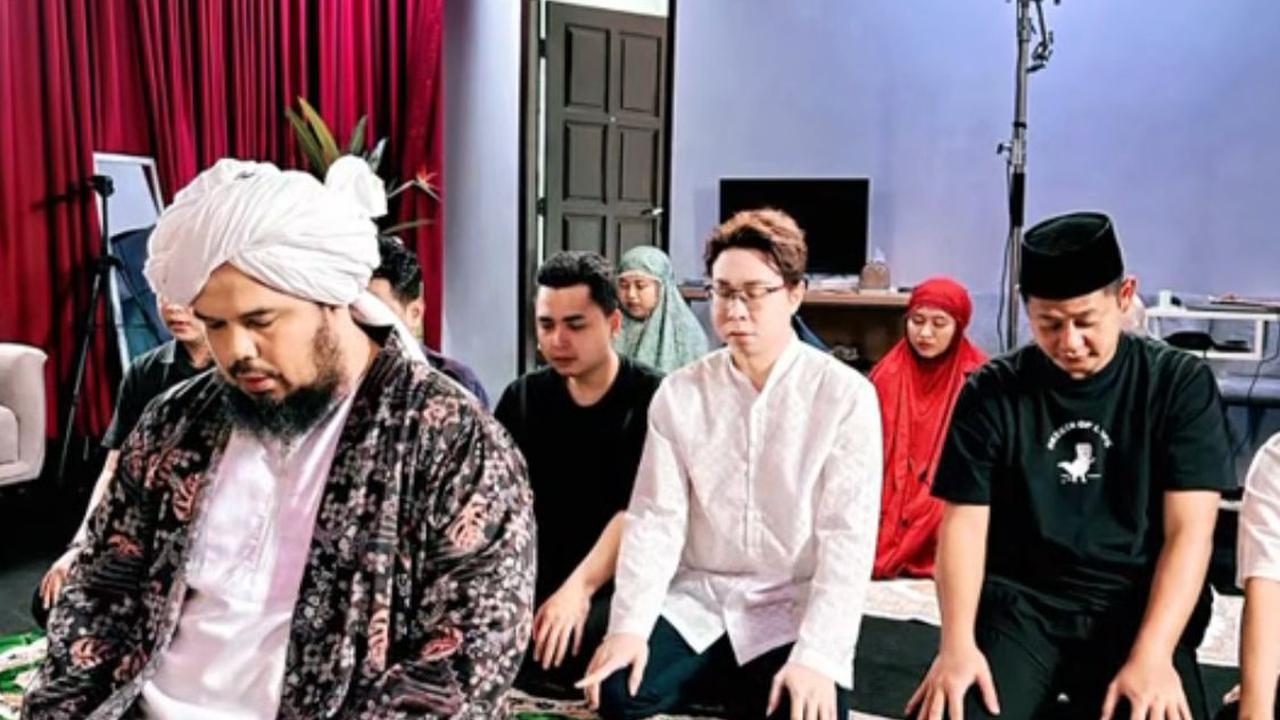 Deretan Artis yang Memilih Mualaf Dibimbing Ustaz Derry Sulaiman, Ini Perjalanannya