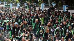 Pengemudi ojek on-line GrabBike meneriakkan tuntutan saat unjuk rasa di belakang kantor Grab di kawasan Kuningan, Jakarta, Kamis (5/1). Mereka menuntut pihak perusahaan menaikkan tarif argo per kilometernya. (Liputan6.com/Helmi Fithriansyah)