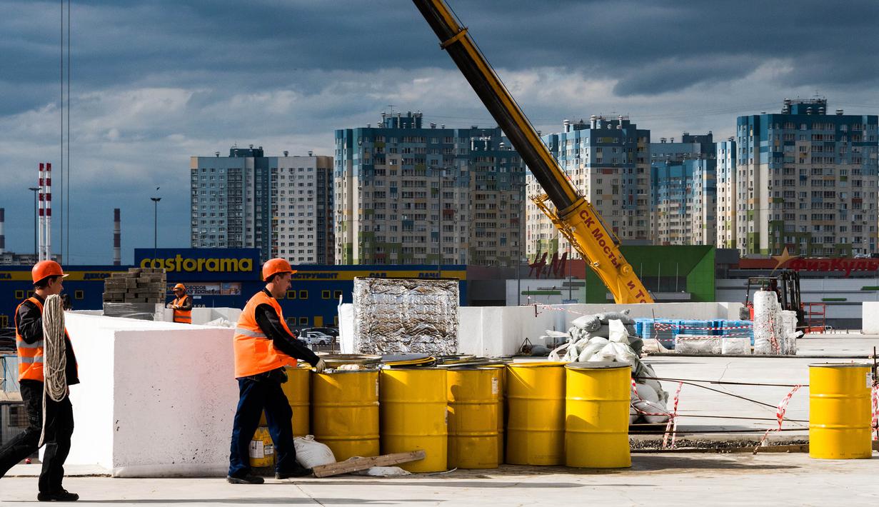 Pekerja saat menyelesaikan proyek pembangunan Stadion Nizhny Novgorod, Rusia, Selasa (19/9/2017). Stadion ini merupakan salah satu dari 12 stadion yang akan digunakan untuk perhelatan akbar Piala Dunia 2018 di Rusia. (AFP/Francois Xavier Marit)