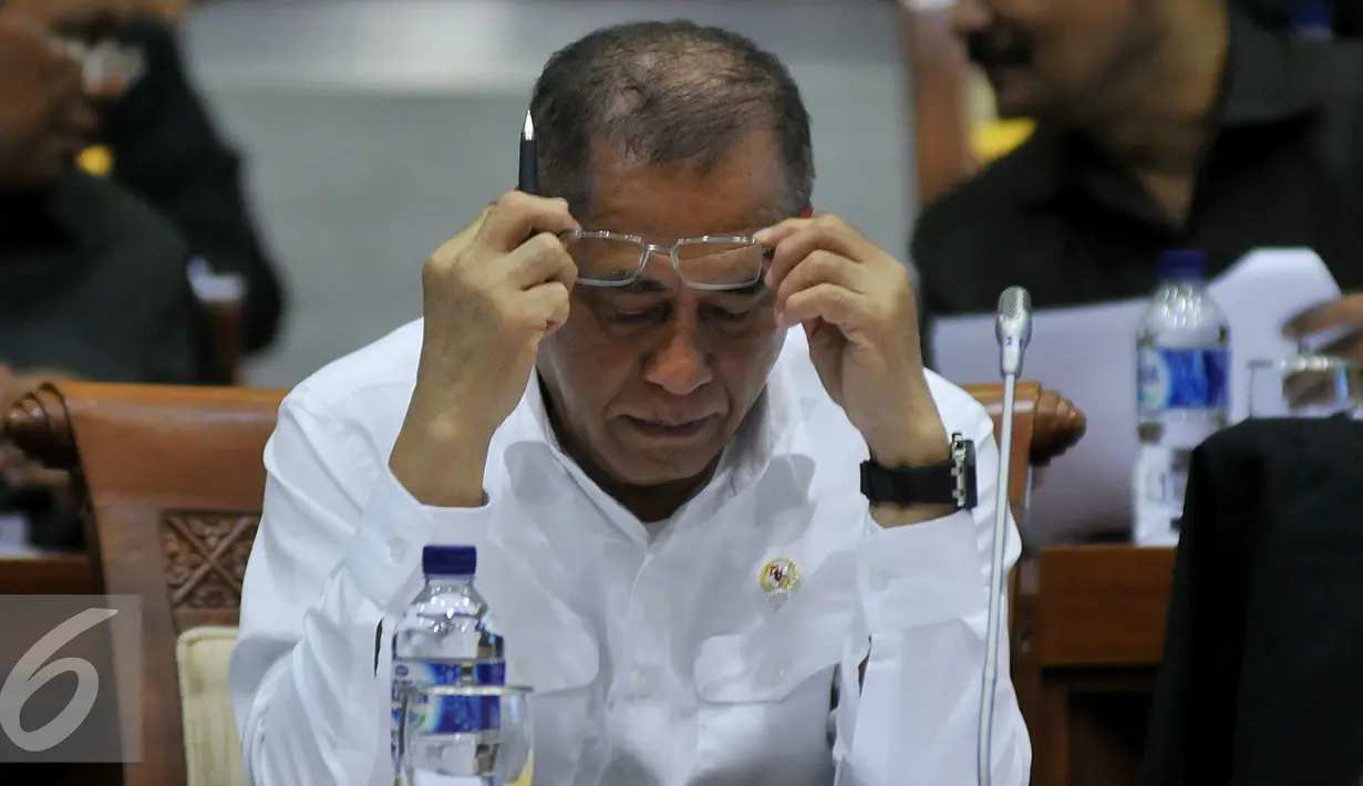 Menteri Pertahanan Ryamizard Ryacudu mengikuti raker dengan Komisi I DPR di Jakarta, Rabu (10/2). Rapat membahas RUU tentang Kerjasama pertahanan Indonesia-Jerman dan Indonesia-Tiongkok. (Liputan6.com/Johan Tallo)