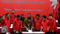 Basuki Tjahaja Purnama (Ahok) menandatangani kontrak politik dengan PDIP, Jakarta, Selasa (20/9).  PDIP resmi mengusung Ahok dan Djarot pada Pilgub DKI 2017. (Liputan6.com/Herman Zakharia)