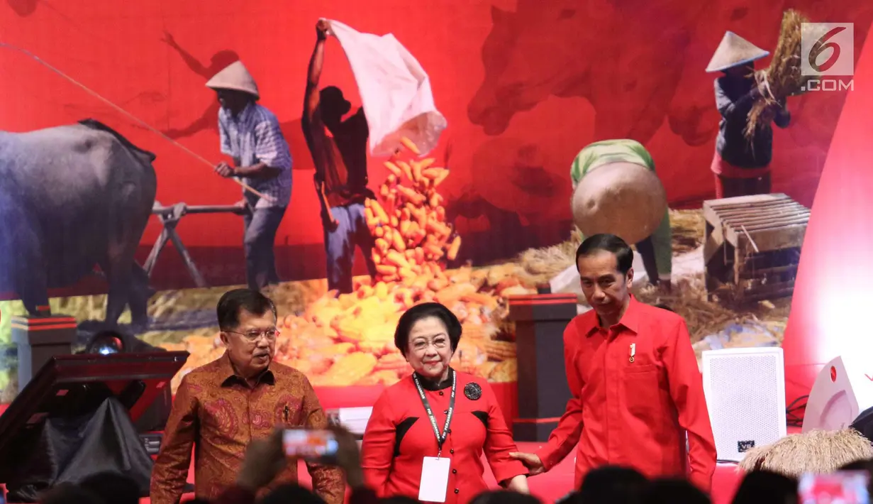 Presiden Jokowi , Wapres Jusuf Kalla dan Ketum PDIP Megawati Soekarnoputri saat acara Rakornas Tiga Pilar PDI Perjuangan di ICE BSD, Tangerang Selatan, Sabtu (16/12). (Liputan6.com/Angga Yuniar)