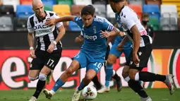 Penyerang Juventus, Paulo Dybala, berebut bola dengan bek Udinese, Bram Nuytinck, pada laga lanjutan Serie A di Dacia Arena, Jumat (24/7/2020) dini hari WIB. Juventus kalah 1-2 atas Udinese. (AFP/Marco Bertorello)