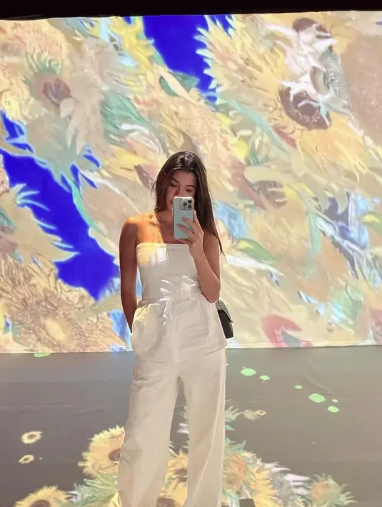 Lagi, penampilan Maria Theodore pakai outfit serba putih. Ia tampil manis mengenakan strapless top dan celana panjang yang sama-sama berwarna putih. [Foto: Instagram/mariatheodoree]