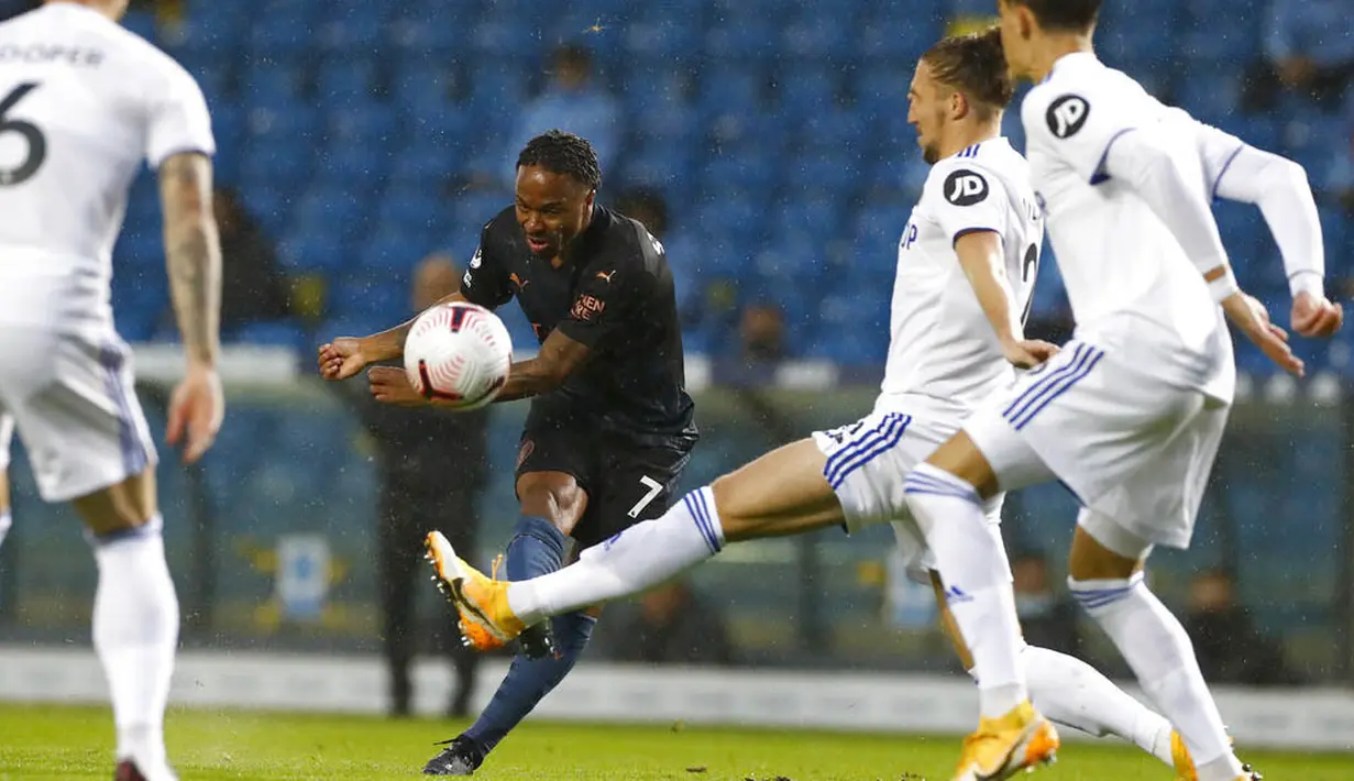 Penyerang Manchester City, Raheem Sterling, melepaskan tendangan saat melawan Leeds United pada laga Liga Inggris di Stadion Elland Road, Sabtu (3/10/2020). Kedua tim bermain imbang 1-1. (Jason Cairnduff/Pool via AP)