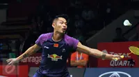 Pebulutangkis unggulan kelima, Lin Dan (Tiongkok) berusaha mengembalikan bola ke Sattawat Pongnairat (USA) di Total BWF Championships 2015, Jakarta, Selasa (11/8/2015). Lin Dan unggul 21-8, 21-11 atas Sattawat Pongnairat. (Liputan6.com/Helmi Fithriansyah)