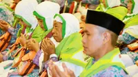 Jemaah haji mendoakan teman-temannya yang sedang sakit / Foto : Dok Kemenkes