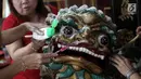 Sejumlah warga keturunan Tionghoa membersihkan patung dewa-dewi di Vihara Amurva Bhumi, Jakarta, Kamis (8/2). Tradisi membersihkan patung ini bertujuan untuk memberi penghormatan kepada seluruh dewa-dewi. (Liputan6.com/Arya Manggala)