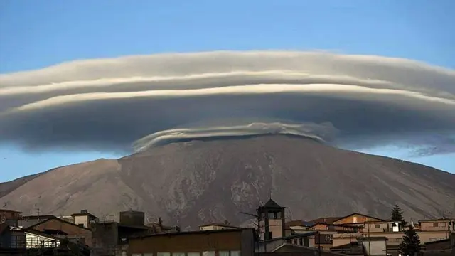 Piringan Misterus di Puncak Gunung, Fenomena Alam atau UFO?