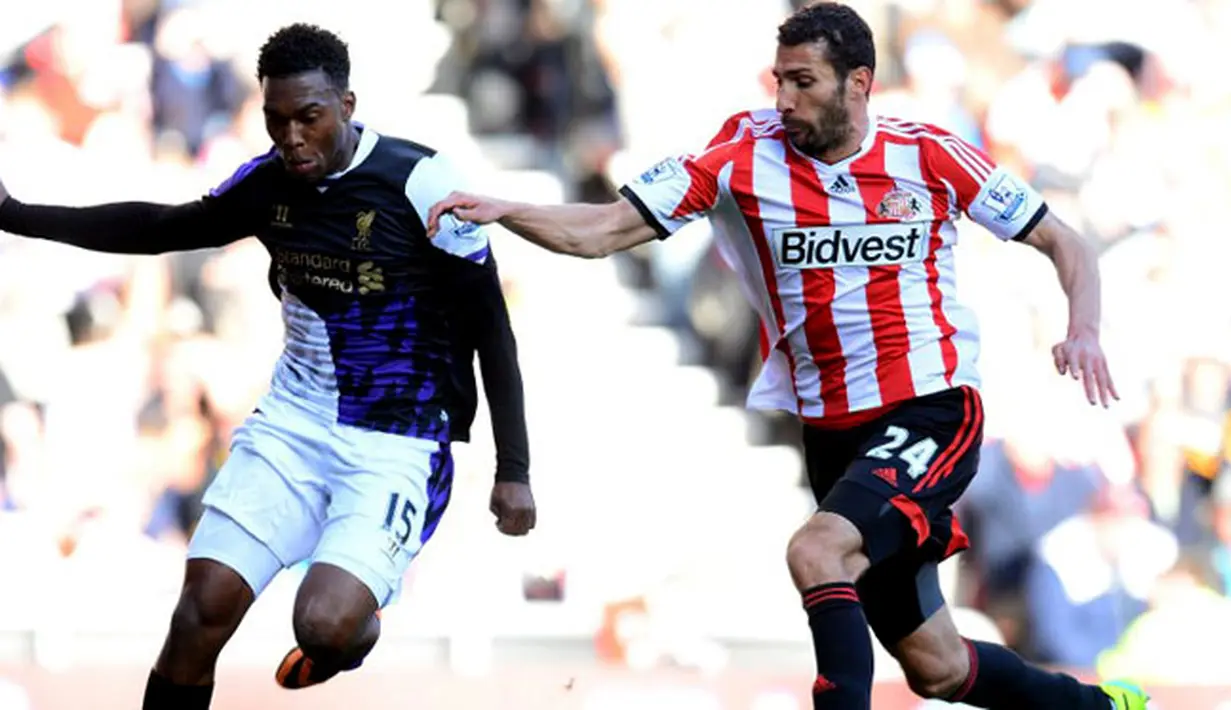 Daniel Sturridge duel dengan Carlos Cuellar pada pertandingan Sunderland vs Liverpool di Stadion of Light, Sunderland (29/09/2013). (AFP/Andrew Yates)