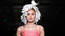 Seorang  model mengenakan koleksi Womenswear Spring/Summer 2018 untuk desainer Jepang Junko Shimada selama Paris Fashion Week, Selasa (3/10). Junko menampilkan para model dengan rambut unik yang dihiasi daun. (AP Photo/Christophe Ena)