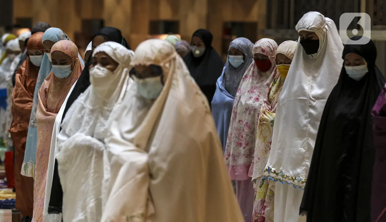 Umat muslim melaksanakan salat tarawih di Masjid Istiqlal, Jakarta, Senin (12/4/2021). Pemerintah menetapkan awal puasa atau 1 Ramadan 1442 H jatuh pada 13 April 2021 berdasarkan keputusan bulat dari berbagai ormas Islam hingga ahli astronomi dalam Sidang Isbat. (Liputan6.com/Johan Tallo)