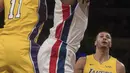 Pebasket Los Angeles Lakers, Brook Lopez, melakukan block kepada pebasket Detroit Pistons, Andre Drummond, pada laga NBA di Staples Center, California, Selasa (31/10/2017). Lakers menang 113-93 atas Pistons. (AP/Kyusung Gong)