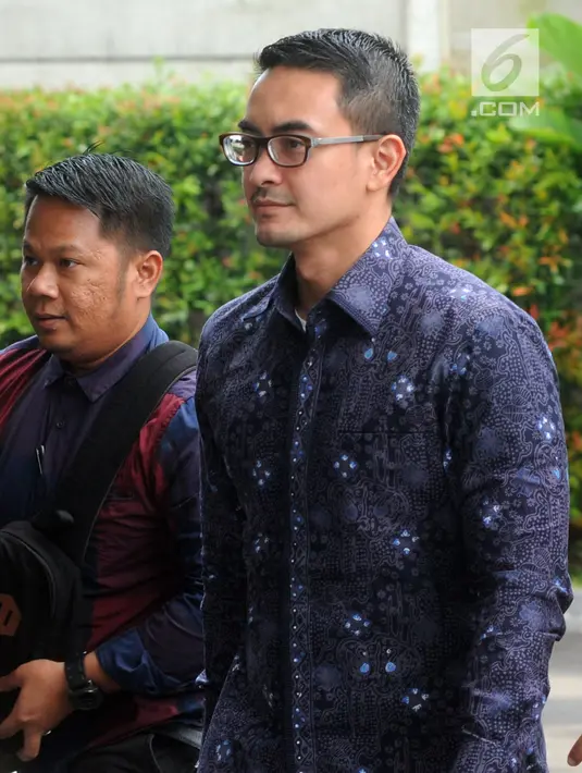 Tersangka kasus dugaan penerimaan gratifikasi sejumlah proyek di Provinsi Jambi, Zumi Zola memasuki gedung KPK untuk menjalani pemeriksaan, Jakarta, Senin (9/4). Sebelumnya, Zumi mangkir dari panggilan penyidik pada 2 April 2018. (Merdeka.com/Dwi Narwoko)