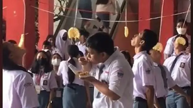 Siswa SMA Santai Makan Nasi Sambil Lomba Makan Kerupuk di Sekolah