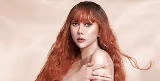 Aura Kasih terlihat manglingi dengan gaya yang mencuri perhatian di pemotretan terbaru. [@fdphotography90]