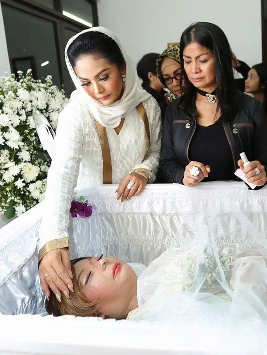 Diakui KD, ide ini muncul dari sahabatnya, Lingga Suri. Memang seperti yang mereka ketahui semasa hidupnya bahkan sejak dulu Yana sangat gemar memakai bulu mata. Di manapun dan kapanpun, Yana selalu mengenakannya. (Bambang E.Ros/Bintang.com)