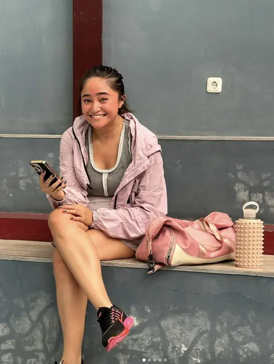 Ia juga optimalkan gaya dengan jaket untuk hadirkan kesempurnaan gayanya.  [Foto: Instagram/ Marshanda]