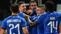 Para pemain Italia merayakan gol yang dicetak oleh Stefano Sensi ke gawang Liechtenstein pada laga Kualifikasi Piala Eropa 2020 di Stadion Ennio-Tardini, Selasa (26/3). Italia menang 6-0 atas Liechtenstein. (AFP/Miguel Medina)